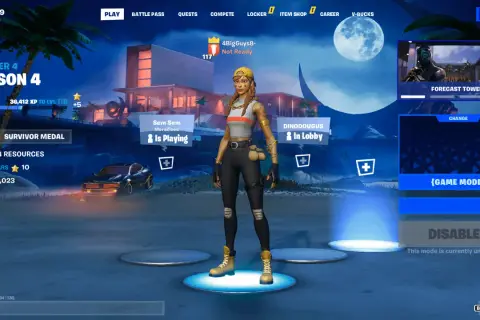 Postać z Fortnite w lobby, sezon 4. W tle nocna plaża i nowoczesny dom. Widoczne elementy interfejsu gry, w tym informacje o poziomie i zasobach. Czasem pojawia się **glitch Fortnite**.
